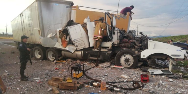 Tráiler se lleva caseta en ‘La Costera’; el chofer queda ‘prensado’