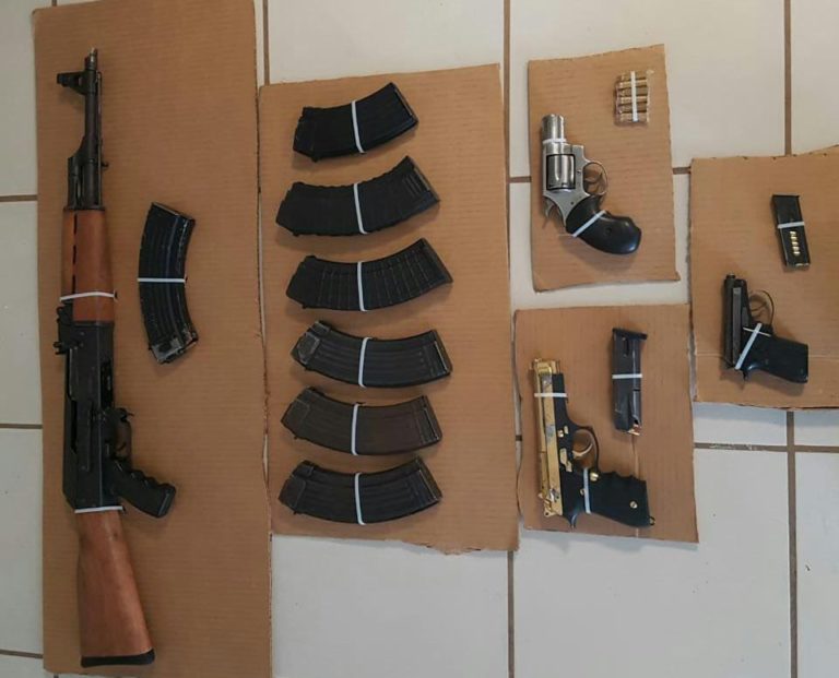 Aseguran policías estatales armas y droga en Mojolo