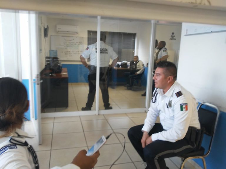 Acusan en Tránsito red de corrupción entre compadres y amigos; Comandante se dice abierto a investigación