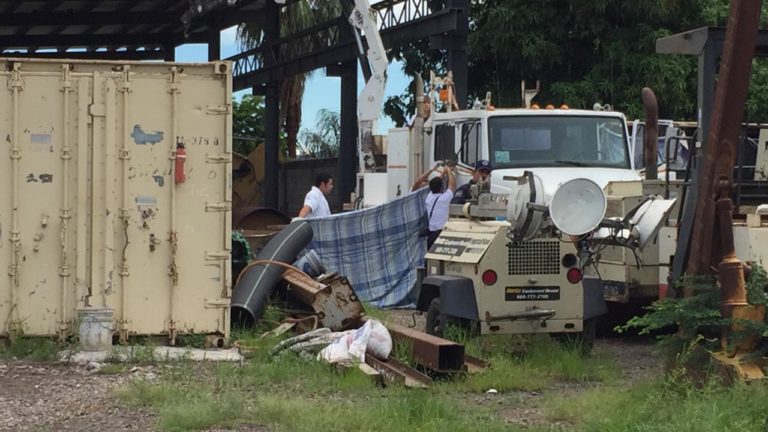 Mata estructura metálica a operador de grúa en El Diez