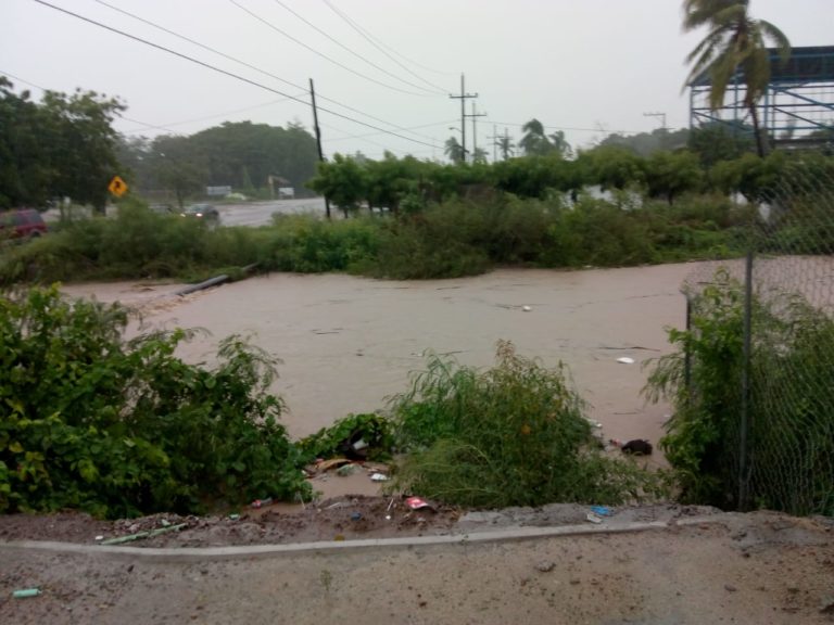 Se desborda en Villa Juárez dren Caimanero; 900 familias en riesgo