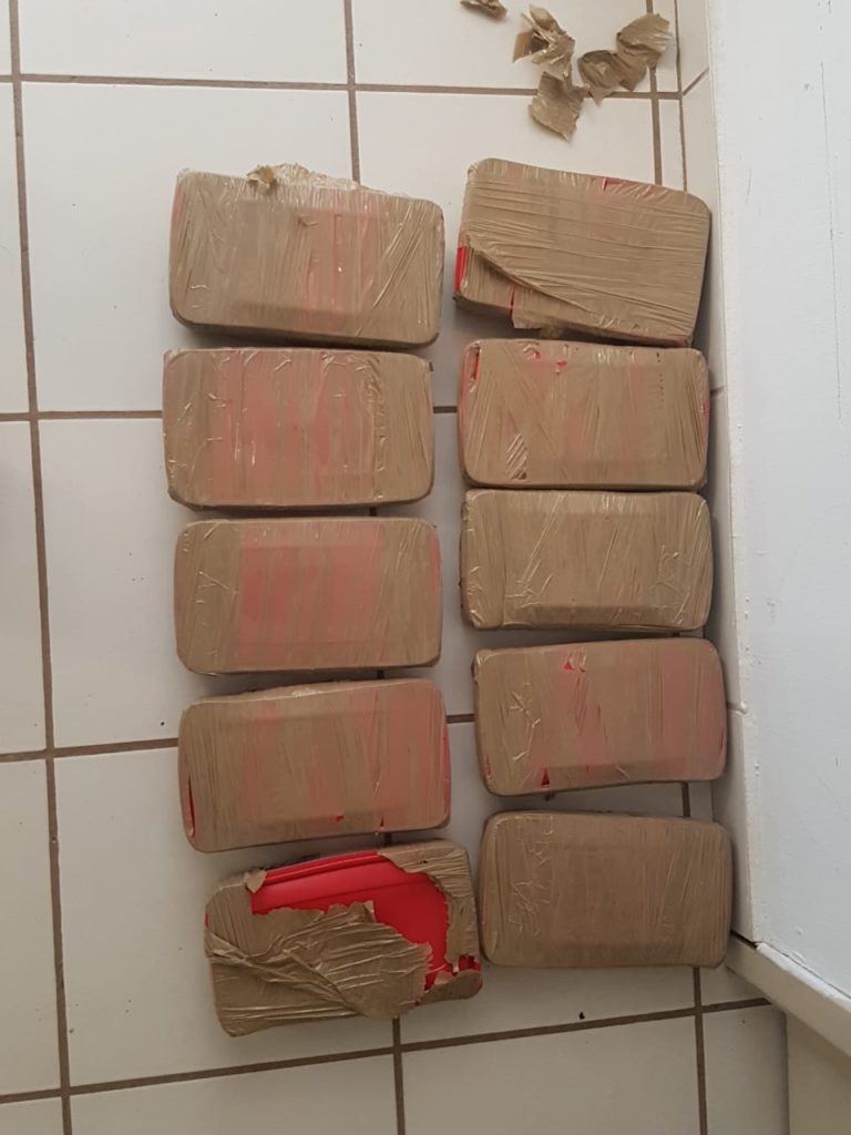 Arrestan a dos con 10 kilos de droga en Terranova, Culiacán
