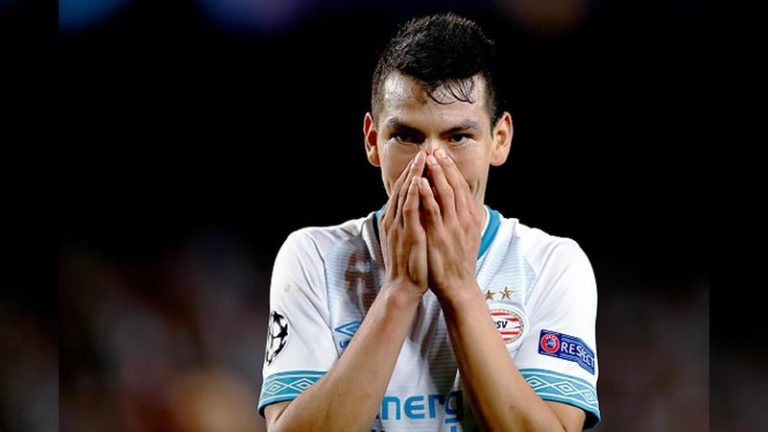 Chucky Lozano provoca roja de Umtiti y le anulan gol sobre el Barcelona