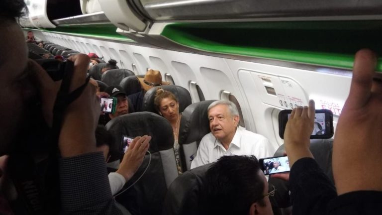 AMLO quedó varado en aeropuerto durante cinco horas