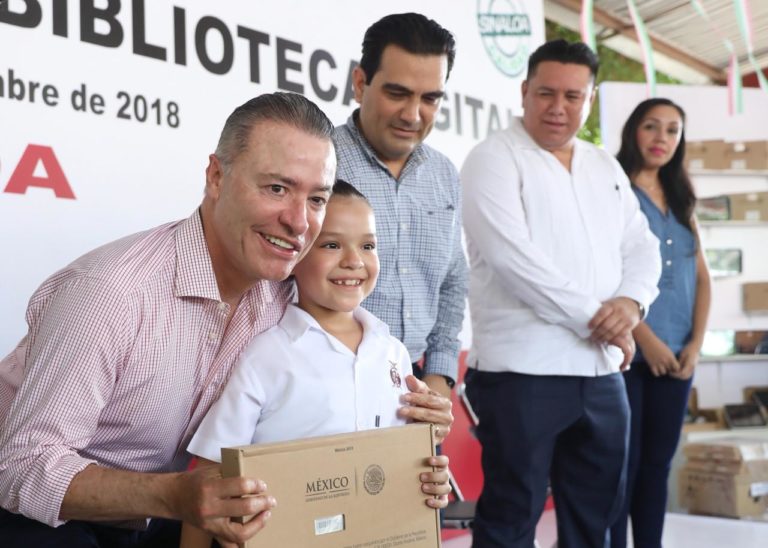 Entrega Quirino equipo para el Programa Biblioteca Digital