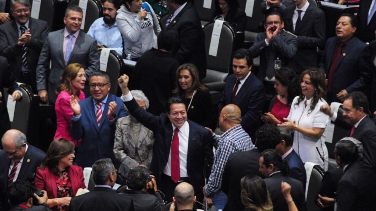 Morena ‘mete reversa’ y no bajará sueldo a los nuevos diputados… por ahora