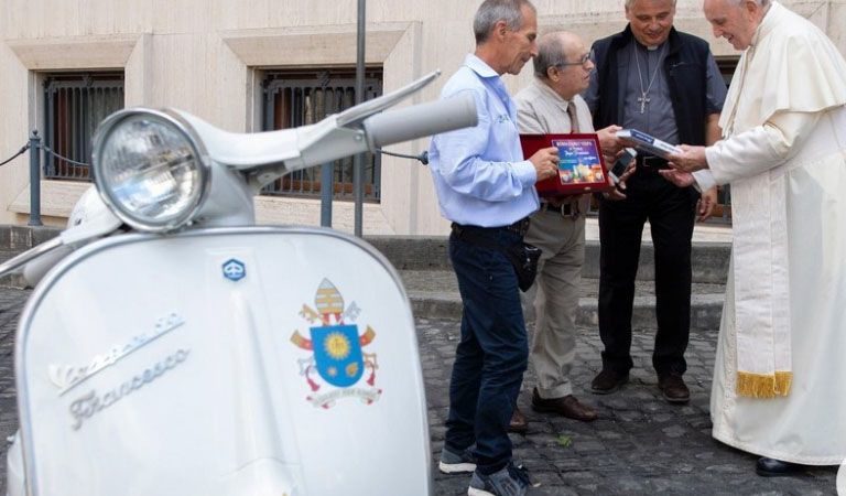 Pide Papa silencio ante ‘perros salvajes’