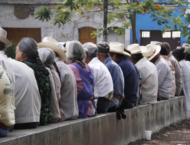 Perfila AMLO pensión universal a los 68 años