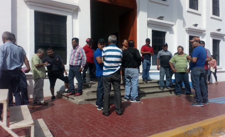 Amenazan policías de Navolato con plantón en toma de protesta