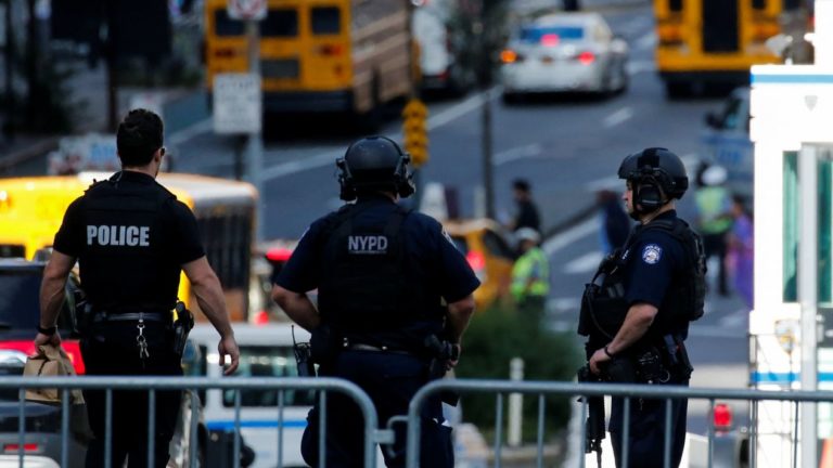 Limusina atropella a transeúntes en NY; reportan al menos 20 muertos