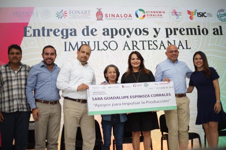 Entregan apoyos para impulso artesanal