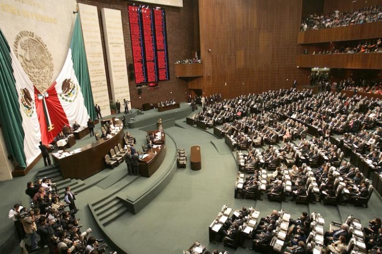 Diputados suspenden recursos para viajes internacionales