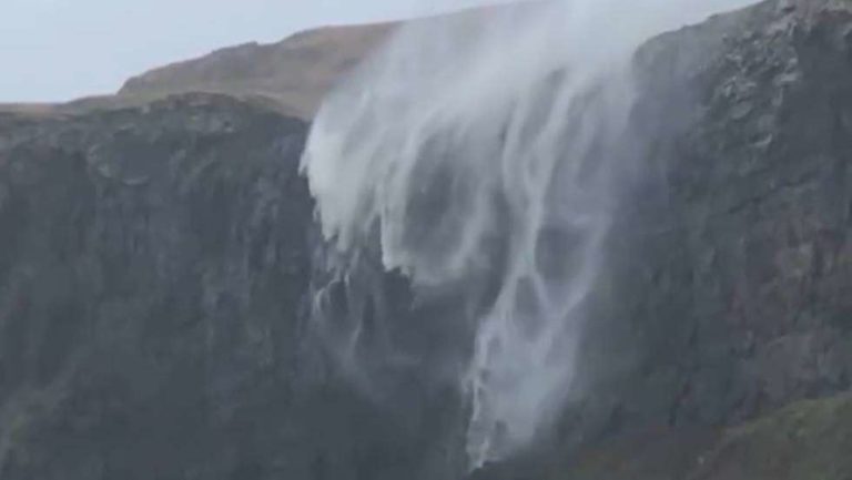 ¡Increíble! Catarata fluye al revés en Escocia (VIDEO)