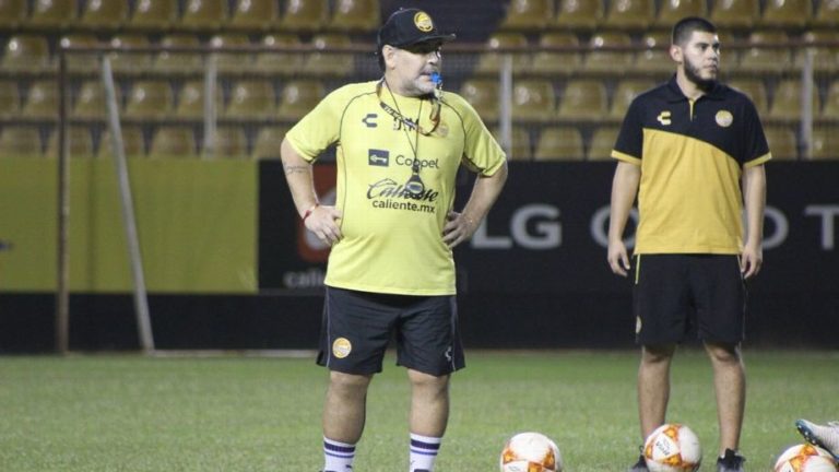 Diego Maradona motiva a Dorados sorteando premios