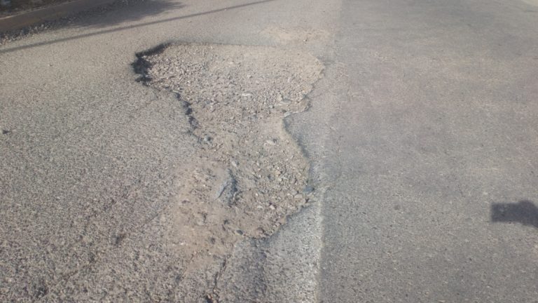 Auto se sale de control al caer en bache