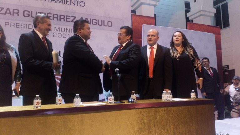 Marca Eliazar Gutiérrez divorcio con el PRI en toma de protesta