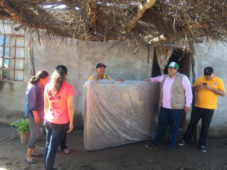 Continúa la entrega de colchones a familias afectadas por lluvias