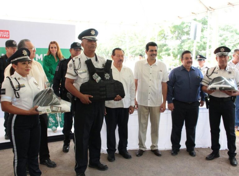 Entregan patrullas y equipo táctico a policías municipales de Culiacán