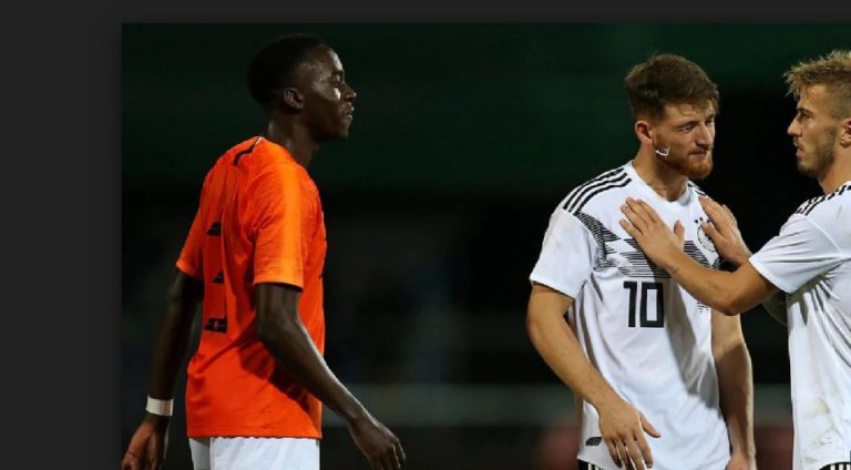 Suspenden a futbolista por escupir a rival en la cara