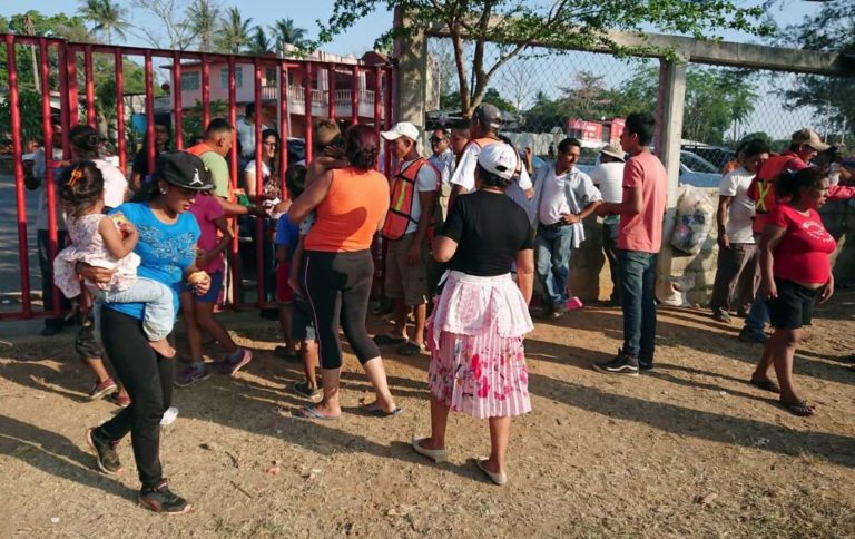 Llegan miles de migrantes a la frontera sur; esperan cruzar