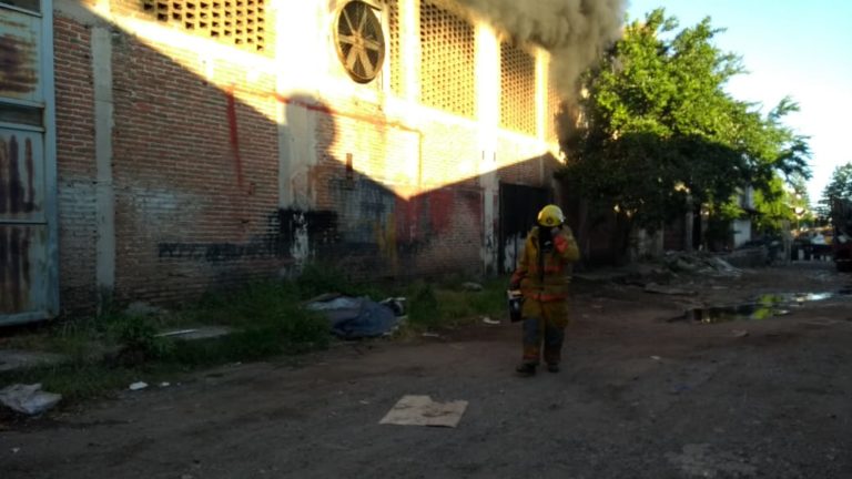Fuego consume bodega en Culiacán