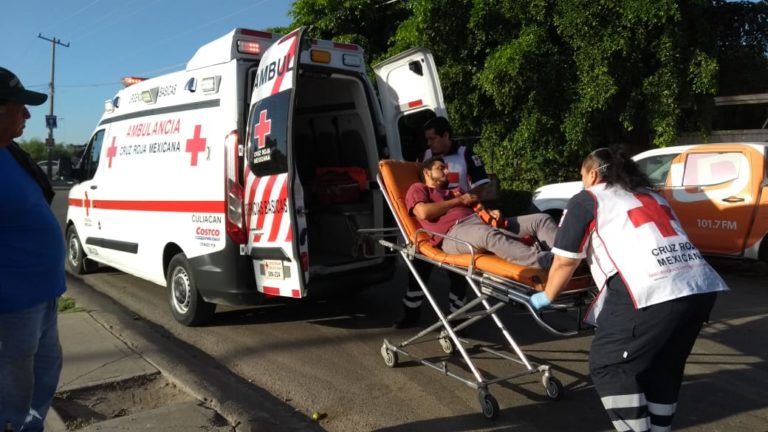 Joven se fractura brazos al impactarse contra auto en Terranova