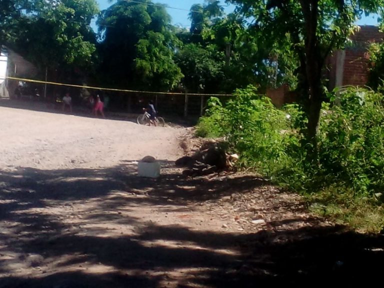 Salía de su casa y lo mata grupo armado