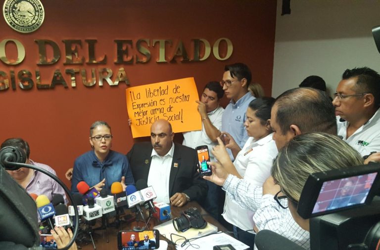 Exigen periodistas a Morena respeto a libertad de expresión