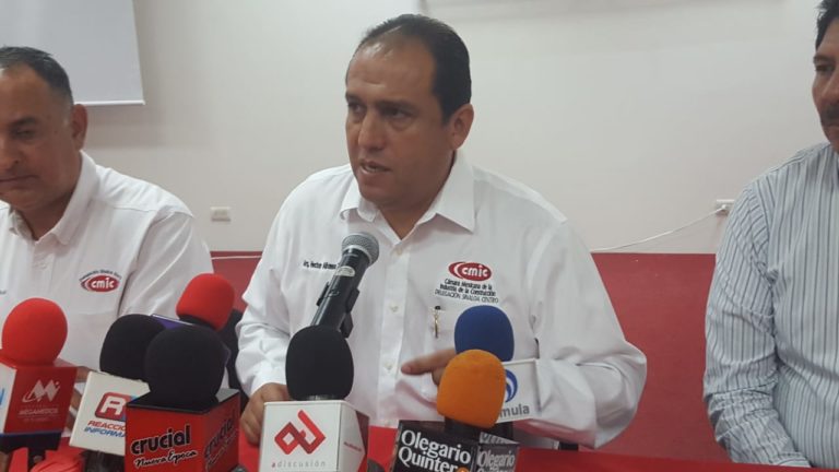 Amenazan constructores con paro de obras por adeudo millonario de gobierno