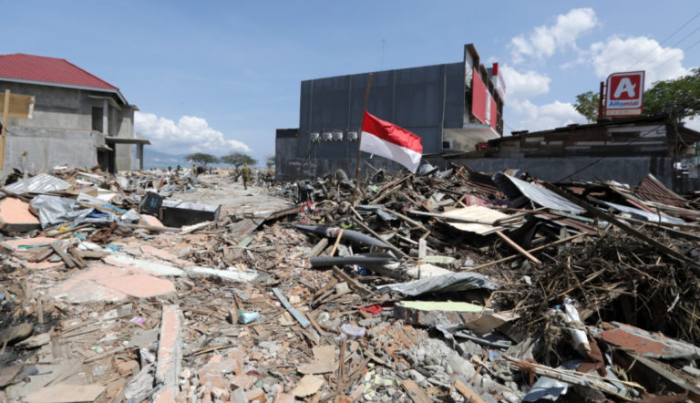 Aumentan a más de 2 mil los muertos por el terremoto y el tsunami en Célebes