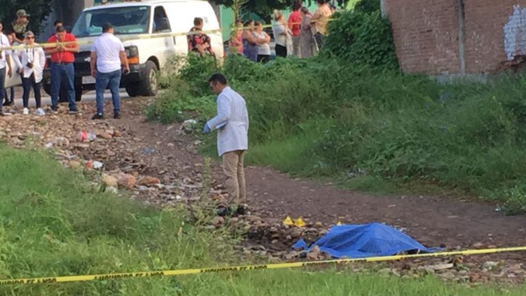 Lo asesinan cuando caminaba en la Esthela Ortiz