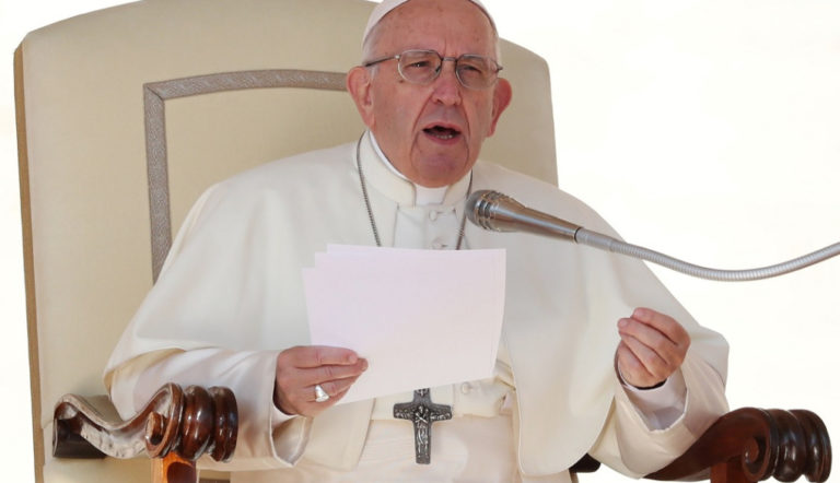 El Papa remueve a obispo con esposa, hijo y vida de lujo