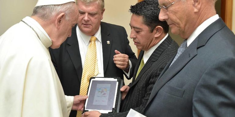 El Papa es el primer ‘gamer’ del ‘Pokémon Go católico’