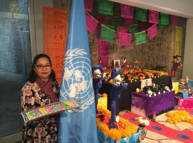 Colocan en sede Unesco en París ofrenda de Día de Muertos
