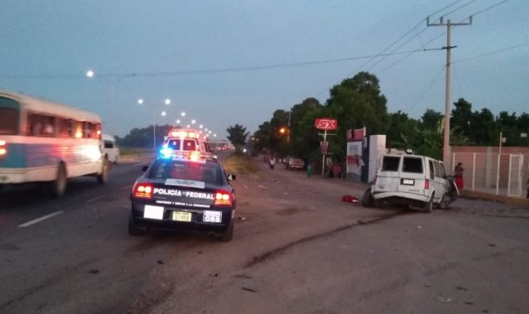 Fallecen dos personas después de impactarse contra un autobús