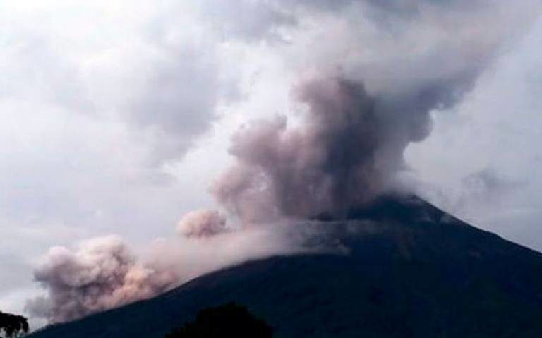 Lanza lava volcán en Guatemala; deja 110 muertos