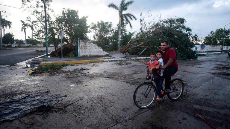 Damnificados por ‘Willa’ temen que no quede nada de su hogar