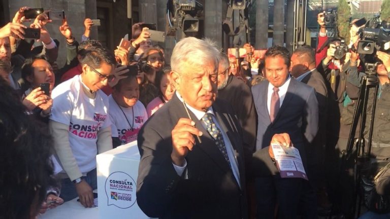 López Obrador vota en blanco en consulta del nuevo aeropuerto