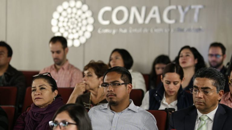 Conacyt no suspenderá becas pese a petición de equipo de AMLO