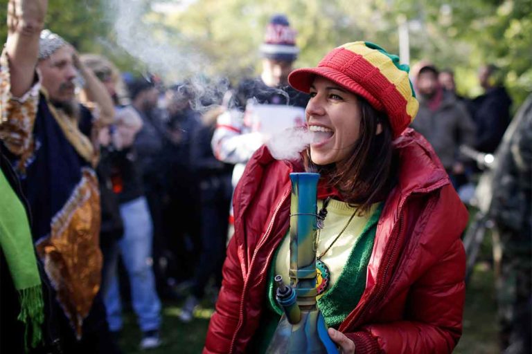 Así disfrutan miles en Canadá la legalización de la mariguana (FOTOS)