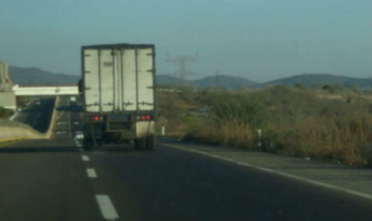 ‘A punta de pistola’ tumban carros en La Costera