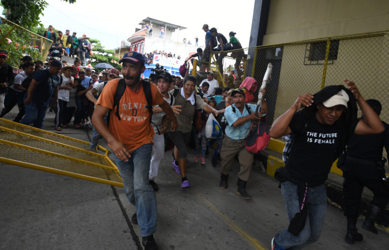 Rompe caravana migrante cerco y cruza frontera con México