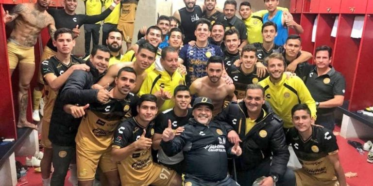 Maradona olvida sus dolencias y festeja triunfo de Dorados