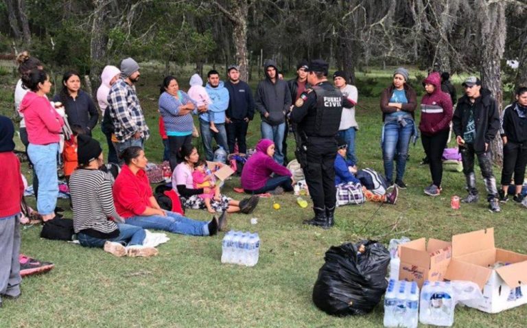 Rescatan en tráiler a 120 indocumentados en Galeana, Nuevo León