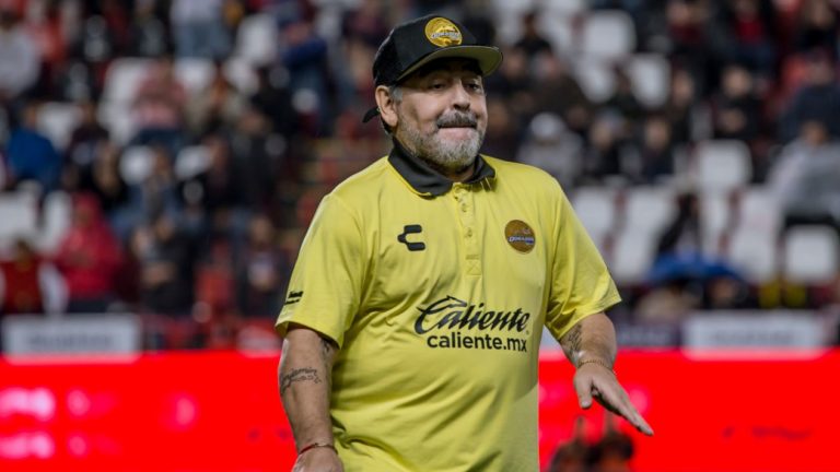 Maradona ya no tiene cartílagos en las rodillas y necesita prótesis