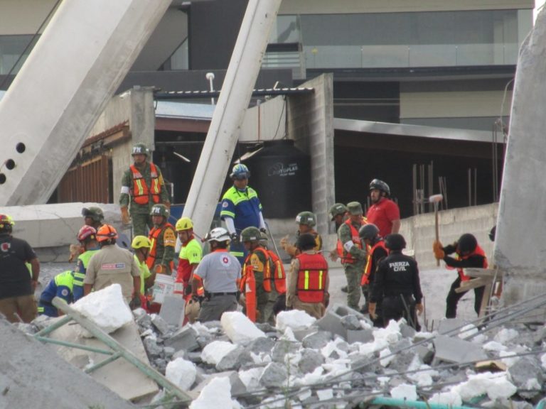 Suman 8 muertos por derrumbe en centro comercial de Monterrey