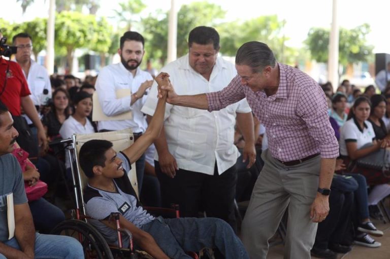 Entrega Quirino mil becas de transporte en Navolato