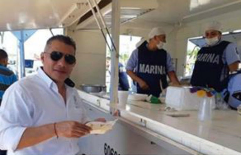 Gobernador separa de su cargo a funcionario que comió alimento para damnificados