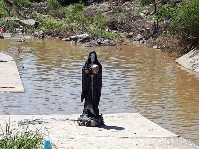 Aparece la Santa Muerte donde buscan a mujeres arrastradas por arroyo
