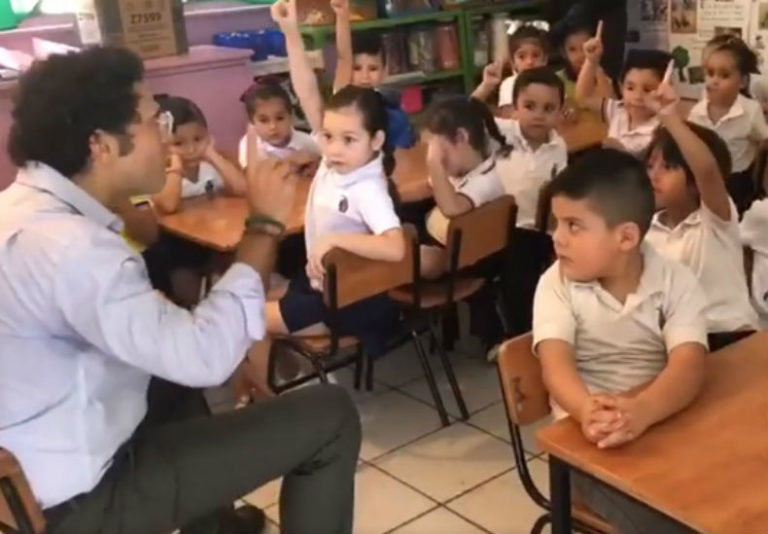 Secretario se mete a las aulas; supervisa trabajo ‘en tierra’